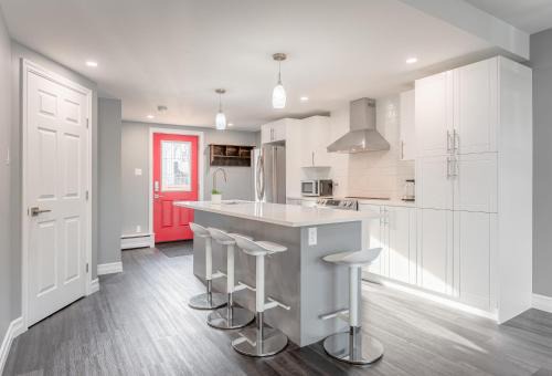 Yellowknife Apartment | Modern Downtown 3BR 2B Home