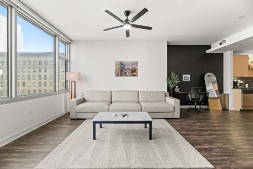 Downtown Dallas Apartment | Modern Downtown City View High-Rise with Balcony, Gym, Pool, Free Parking 7th Floor