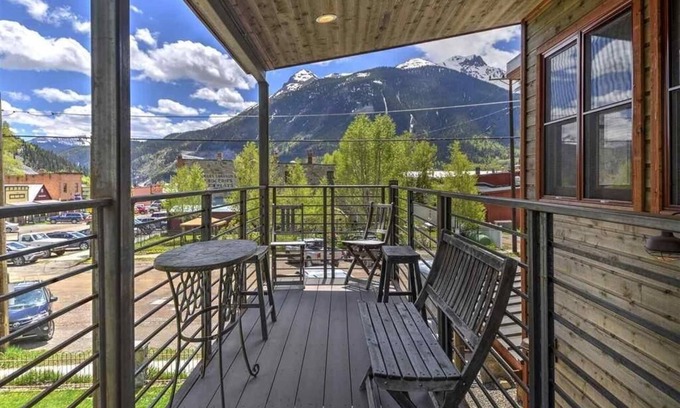 Silverton House | Modern Downtown Loft in Heart of Silverton