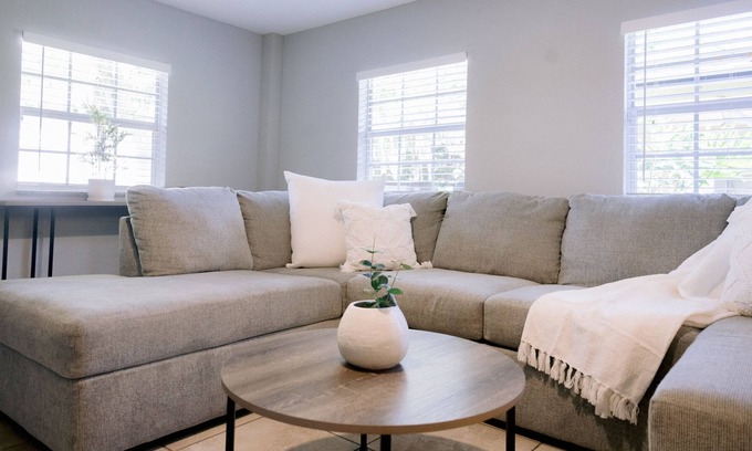 Conway House | Modern Downtown Oasis - Orlando 4 bedroom with FREE parking