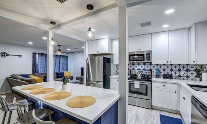 Downtown Phoenix House | Modern-Downtown-PHXairport-Firepit-BBQ-MiniGolf