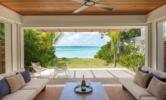Belle Mare Villa | Modern dream villa right on the beach in Belle Mare, Mauritius