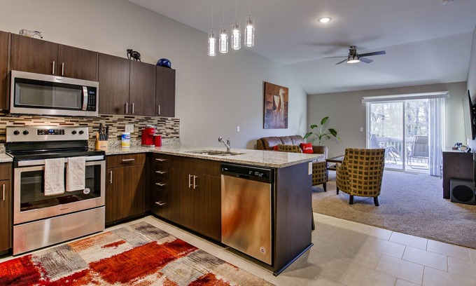 Waldron House | Modern Duplex w/King Bed Close to KCI/Zona Rosa ✈ϟFiber