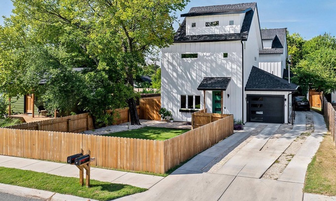 MLK House | Modern Eastside Getaway - Minutes to Downtown & Festivals