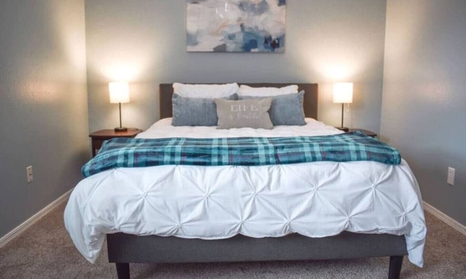 Edmond House | Modern Edmond Stay Pet-Friendly Safe
