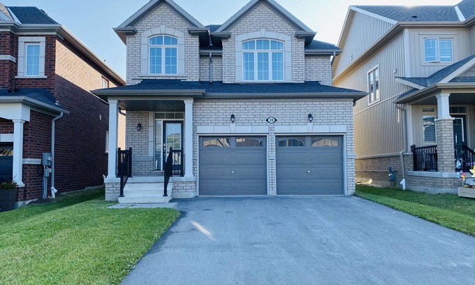 Collingwood House | Modern Elegant Retreat: 3BR Detached Gem in Collingwood