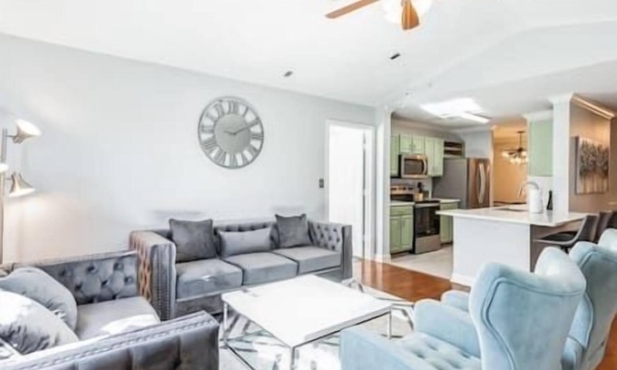 New Tampa Apartment | Modern Escape-Cali King Beds-EV Chargers Available