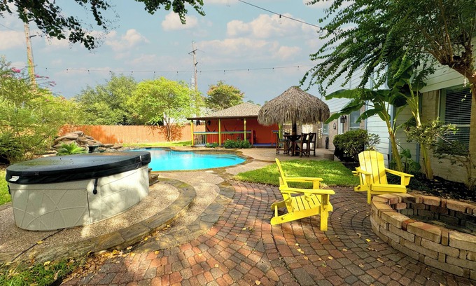 Spring House | Modern, exotic 5br, pool, hot-tub near Woodlands