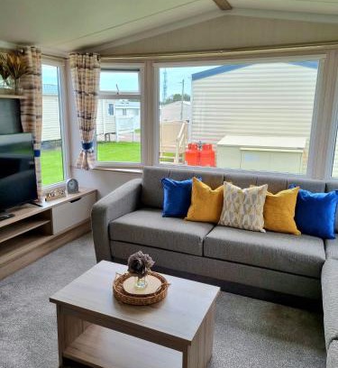 Clacton-on-Sea Resort | Modern Family Caravan with WiFi at Valley Farm, Clacton-on-Sea