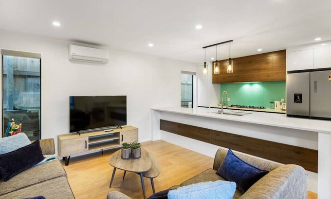 Mount Roskill House | Modern Family Central Townhouse | Wifi & Aircon