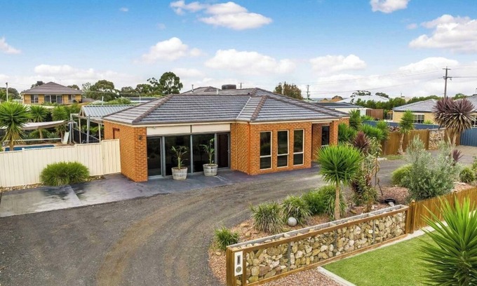 Carisbrook House | Modern family home with pool
