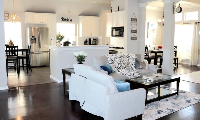 South Arlington House | Modern Family Home with a Yard and Private Deck
