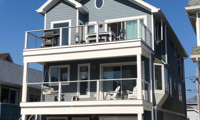 Long Beach House | Modern family retreat just steps from the beach.