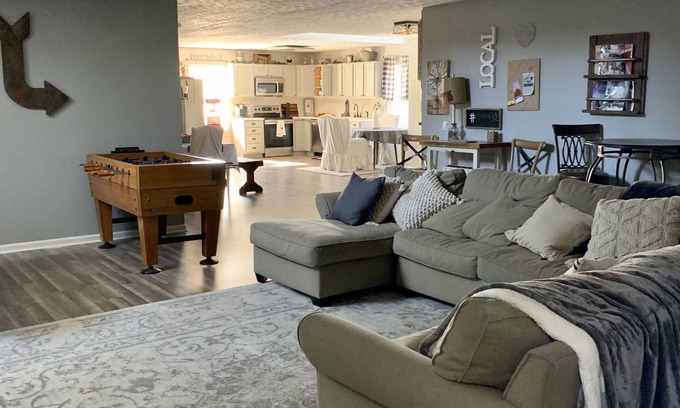 Westfield House | Modern Farm-house style within mins from Grand Park. Sleeps over 13!