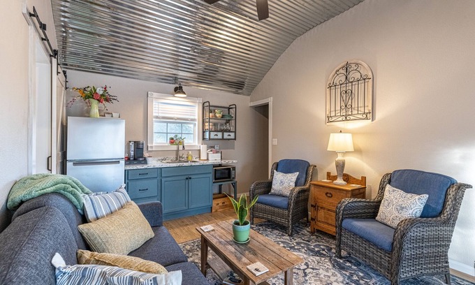 Bandera Cottage | Modern farmhouse cottage close to downtown Bandera