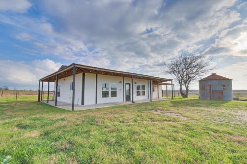 Del Valle House | Modern Farmhouse in Del Valle Rural Setting!