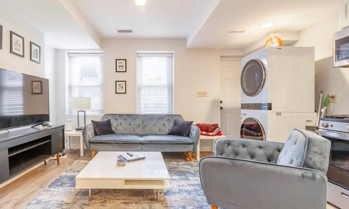 Shaw Apartment | Modern Flat 15 minutes from White House