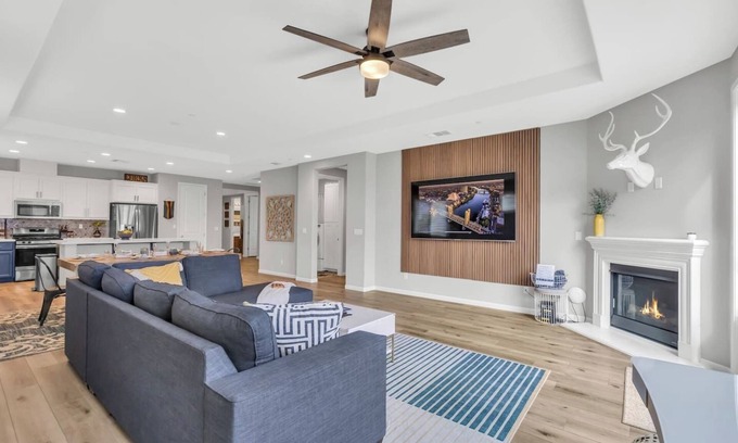 Sacramento House | Modern-Fully Loaded-EV Charger-Big Yard-10 Min DT