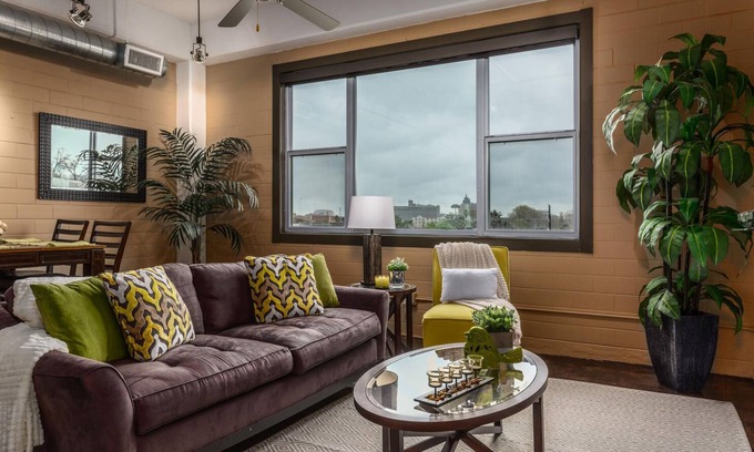 Arsenal Condo | Modern Furnished Condo Overlooking Downtown & Pool - 2 Blocks From Riverwalk