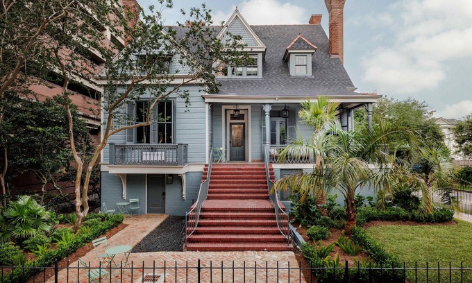 Touro Hotel | Modern Garden District Unit With Shared Outdoor Space