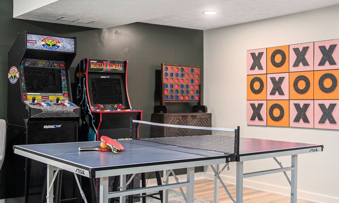 Midtown House | Modern Gem: King Bed I Arcade I FirePit I 5mins CWS I CHI Arena I Creighton
