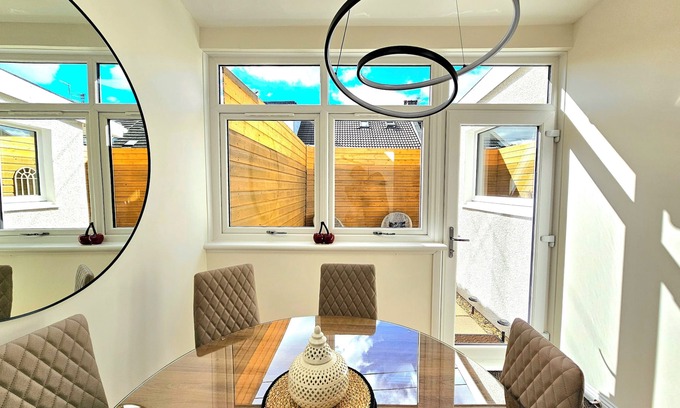 Glasgow House | Modern Gem with free parking