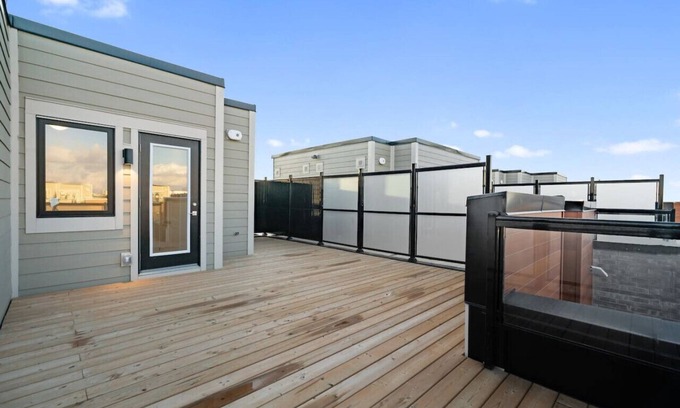 Newmarket House | Modern Getaway with Smart TVs Laundry & Workspace