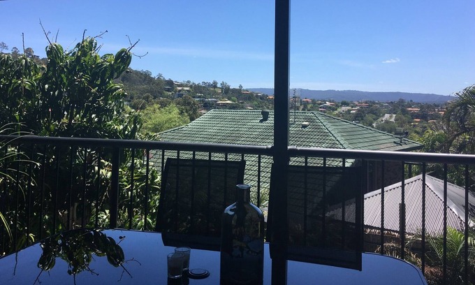 Pacific Pines Apartment | Modern Gold Coast Suite/ Close to Theme Parks with Mountain views