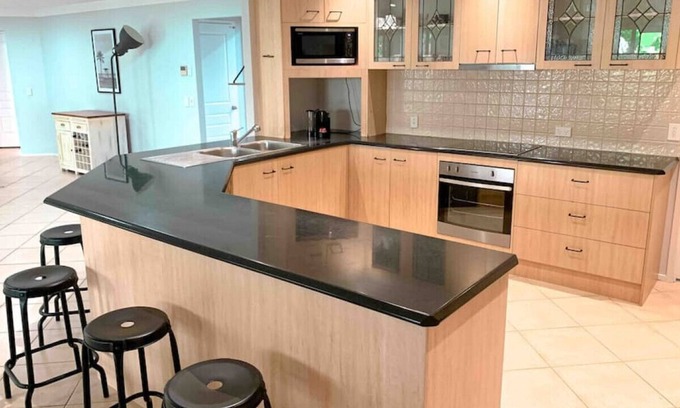 Reedy Creek House | Modern Gold Coast pad, pool 4bed sleeps 7+