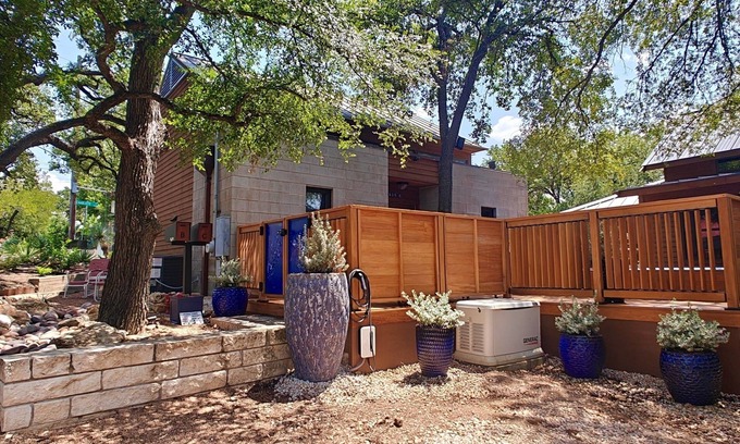 Clarksville House | Modern Guest House - EV charger. Great Location