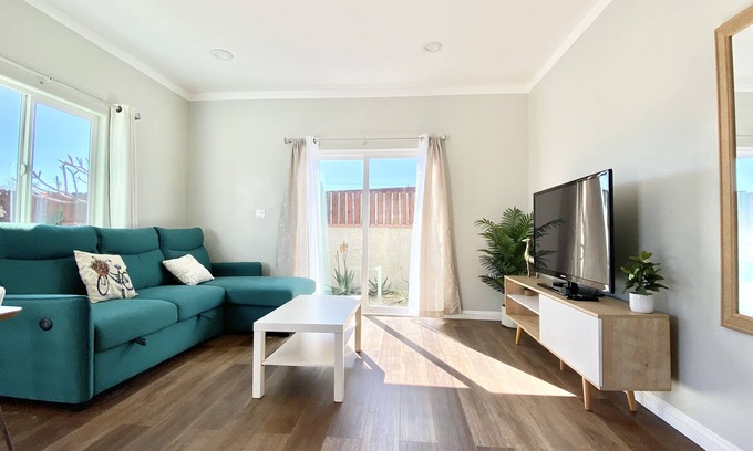 Stanton House | Modern Guesthouse 15 minutes to Disney with queen bed and bunk beds for family