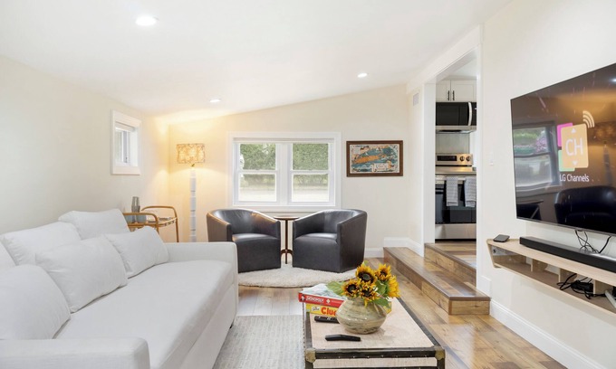 Town of Southampton House | Modern Hamptons Getaway: 5 minutes to the Beach and Restaurants!