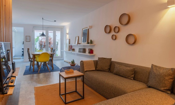 Santos House | Modern & Hidden Apartment by LovelyStay