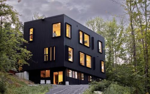 Moscow House | Modern Hideaway Chefs Kitchen & Sauna 15min to Ski