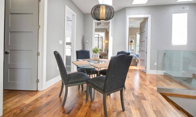 East York House | Modern, high-end home, LOTs of natural lighting - 10 Min to Downtown!