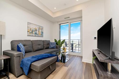 Kitchener House | Modern High Rise King bed Condo with Private Balcony