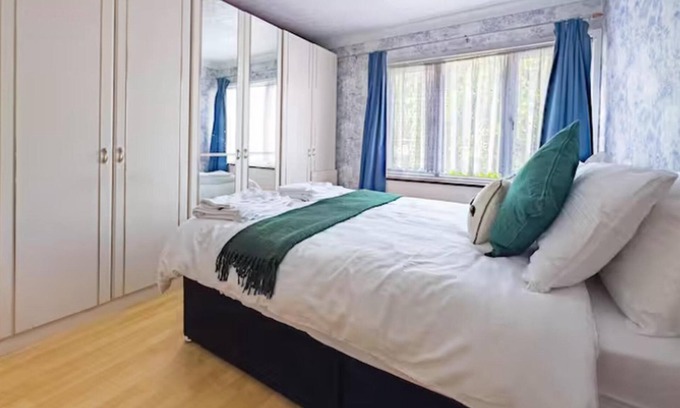 Basildon House | Modern Holiday Home 3bed