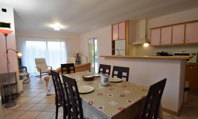 Pays-de-Belves House | Modern Holiday Home in Belv s with swimming pool