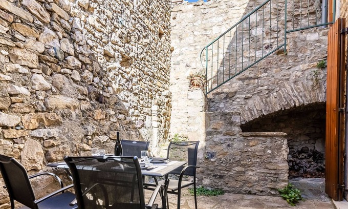 Minerve House | Modern Holiday Home in Minerve with Private Courtyard