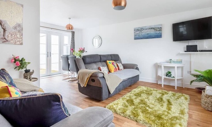 Maenporth House | Modern Home 5 Mins Walk to Beach, Parking & Garden
