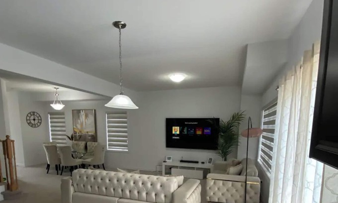 Dundalk House | Modern home close to Blue Mountain and Collingwood.