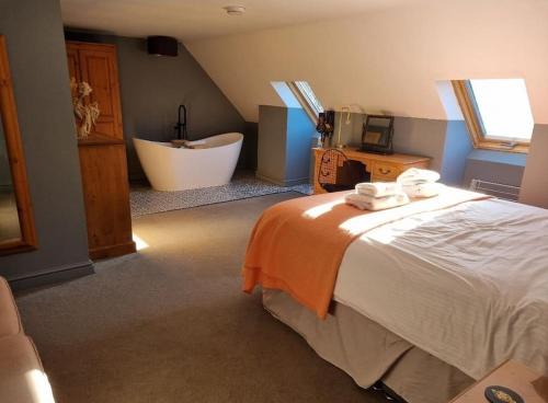 Dersingham House | Modern Home for 4 people including luxury Hot Tub