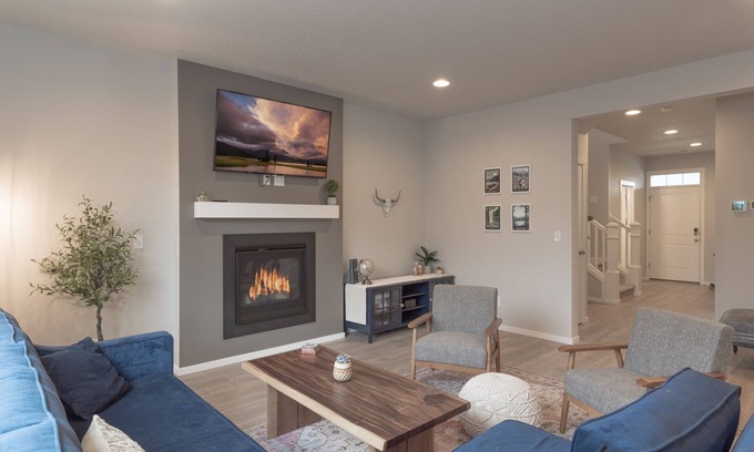 Larkspur House | Modern home in Bend! Close to Shopping & Food Carts ~ Pet Friendly!