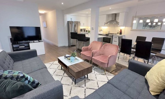 Richmond Hill House | Modern Home in Prime Location with Parking