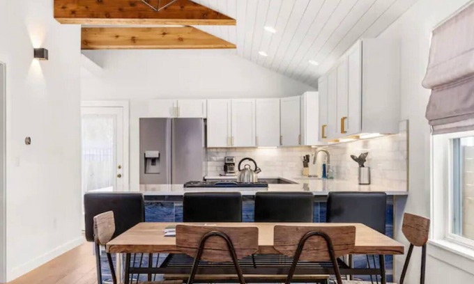 Holly House | Modern Home, Laundry, Parking!Ideal for Long Stays