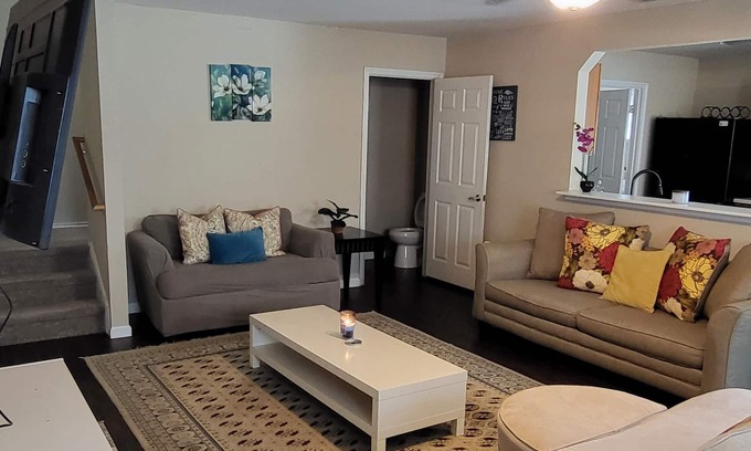 Los Cielos House | Modern Home Minutes Away from COTA & Downtown Austin.