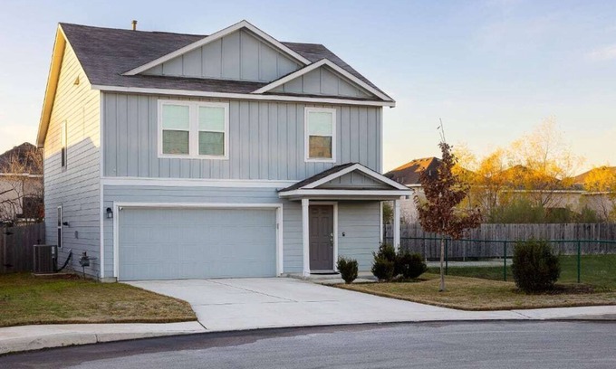 Babcock North House | Modern home near Six flags and Medical center
