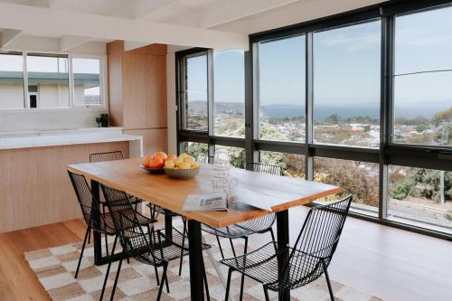 Howrah Apartment | Modern Home overlooking River