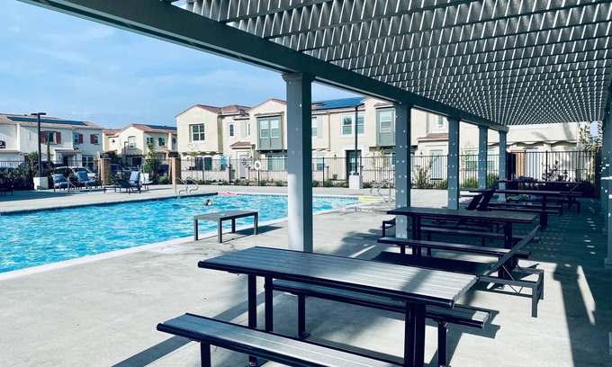 Fontana House | Modern Home w Shared Pool by Kaiser by Honest Homes