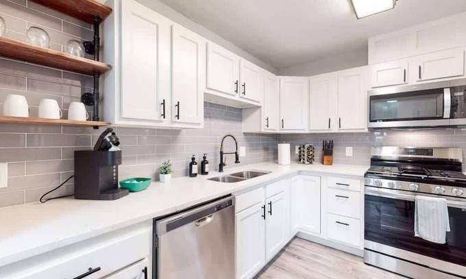 Jewell Heights - Hoffman Heights House | Modern Home with Three King Beds Near VA & Anschutz